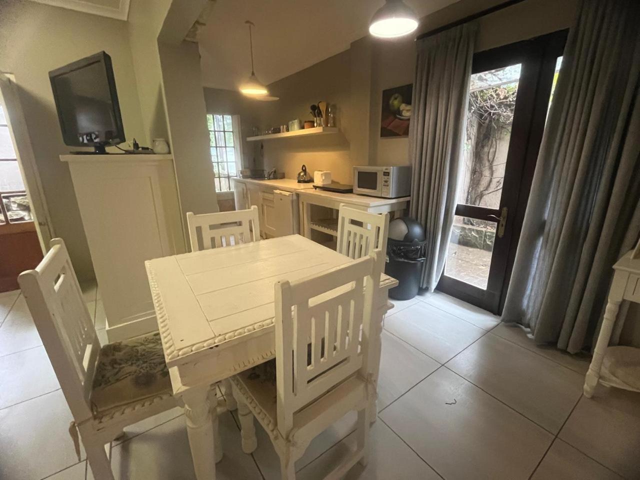 קלרנס By The Way Guesthouse מראה חיצוני תמונה