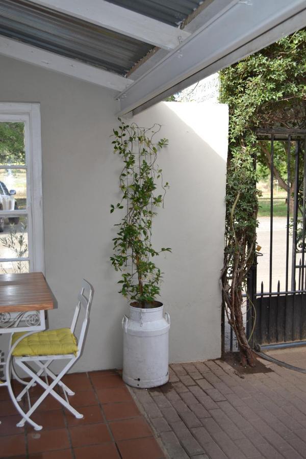 קלרנס By The Way Guesthouse מראה חיצוני תמונה